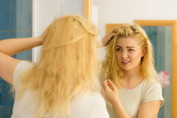 Feminino tendo problema com o cabelo loiro — Fotografia de Stock