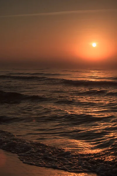 Coucher de soleil rouge béatifique sur la surface de la mer — Photo