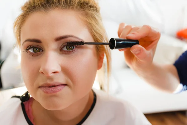 Mujer conseguir pestañas maquillaje hecho — Foto de Stock