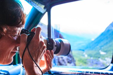 Kamp arabasından fotoğraf çeken fotoğrafçı