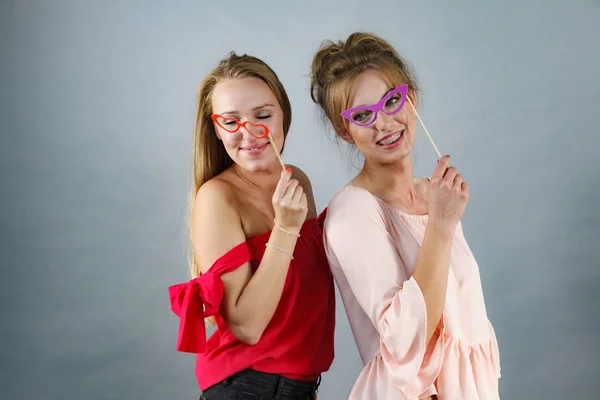 Två kvinnor med karneval masker — Stockfoto