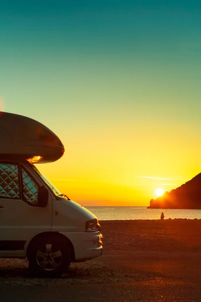 Wohnmobil in der Natur bei Sonnenaufgang. Reise — Stockfoto