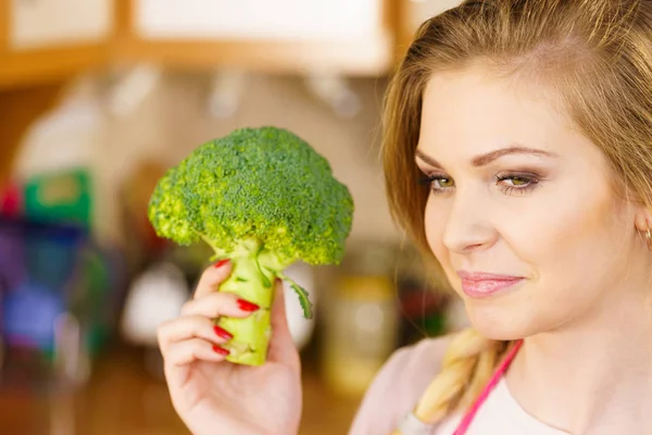 Kobieta trzyma warzyw brokuły — Zdjęcie stockowe
