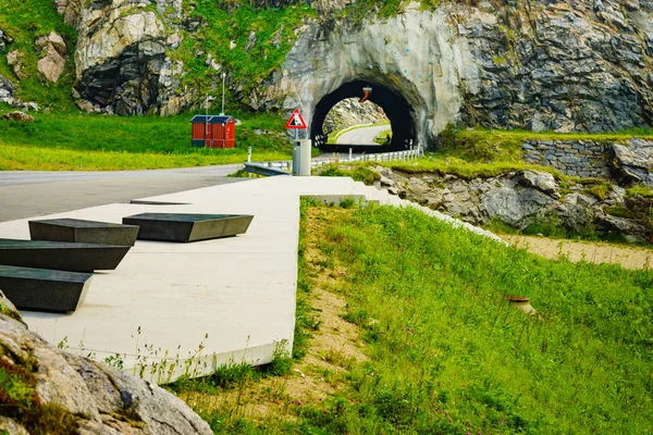 Droga ze starym tunelem w górach Norwegii — Zdjęcie stockowe