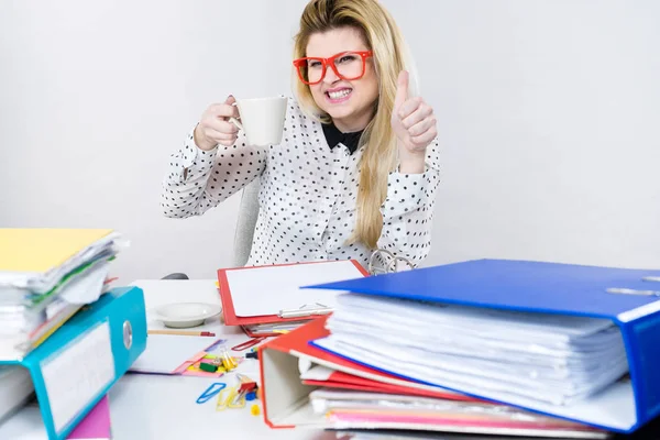 Happy woman at office drinking hot coffee — Stock Photo, Image