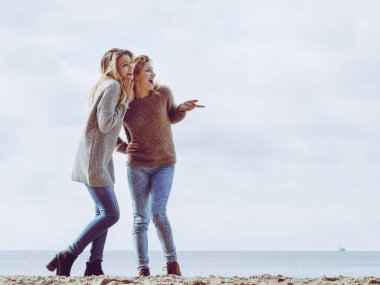 Plajda eğlenmek kadın işaret