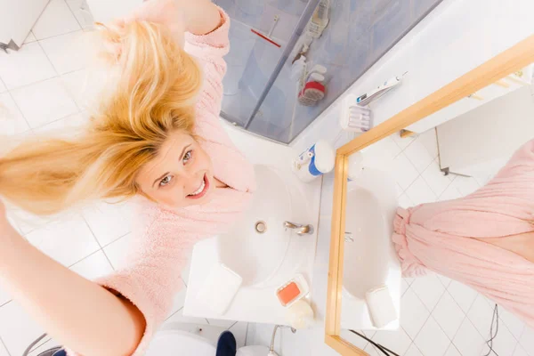 Mulher olhando para seu cabelo loiro muito emaranhado — Fotografia de Stock