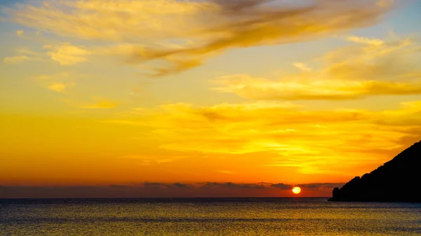 Nascer do sol ou pôr do sol sobre a superfície do mar — Fotografia de Stock