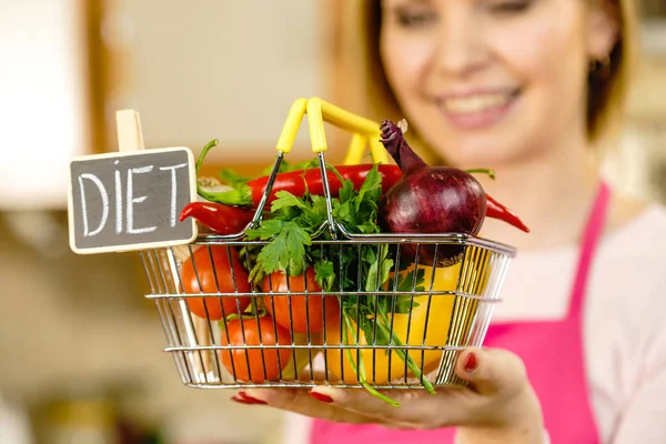 Backet de compras com legumes de dieta — Fotografia de Stock