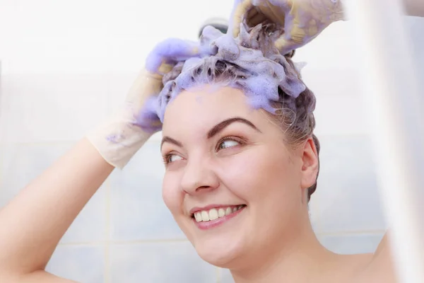 Lustige Frau mit Toner-Shampoo im Haar — Stockfoto