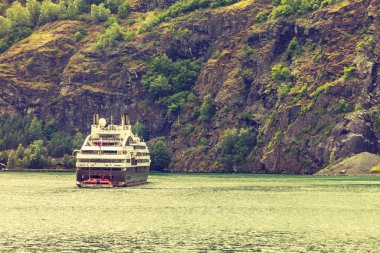 Cruise Gemi feribot Norveç Fiyordu üzerinde