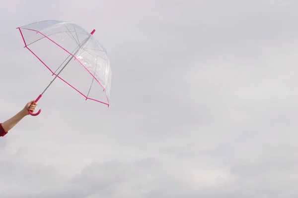 Paraguas transparente de mano al aire libre — Foto de Stock