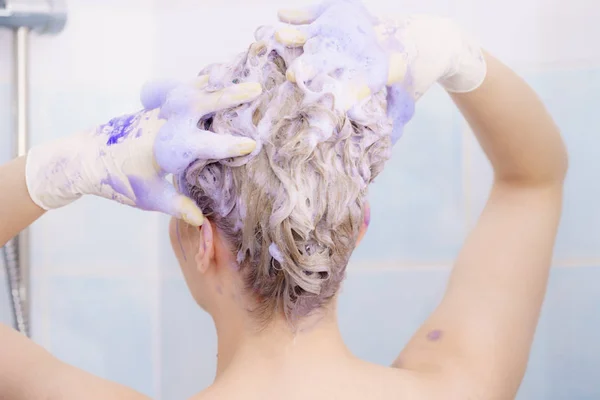 Žena pomocí toneru šamponu na vlasy — Stock fotografie
