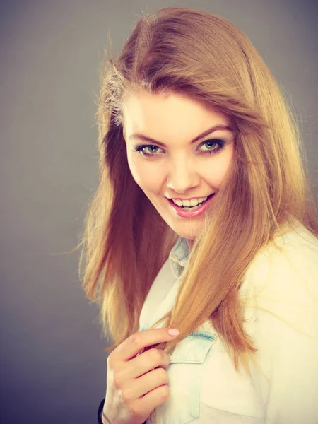 Attraente donna bionda con capelli soffiati dal vento — Foto Stock