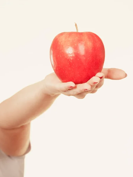 Vrouw hand bedrijf rode appel — Stockfoto