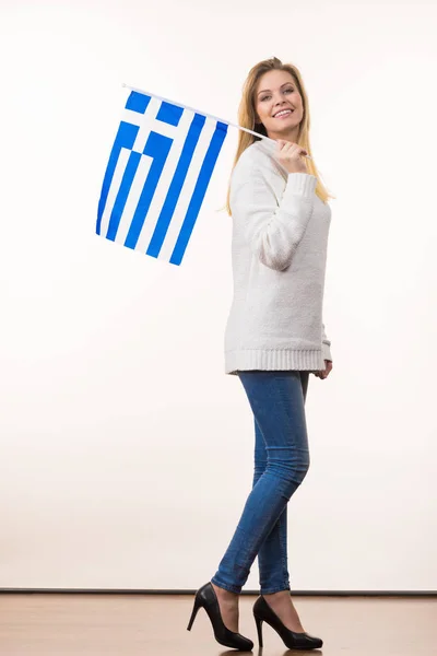 Ευτυχισμένη γυναίκα κρατώντας την ελληνική σημαία — Φωτογραφία Αρχείου