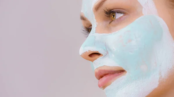 Ragazza con maschera di fango verde bianco sul viso — Foto Stock