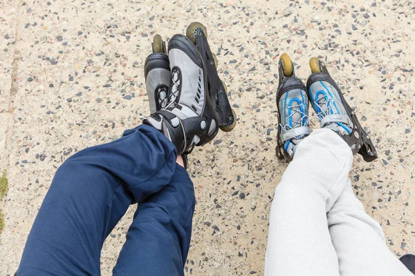 Primer plano de personas amigas con patines . — Foto de Stock