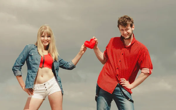 Para zakochanych posiada czerwone serce odkryty — Zdjęcie stockowe