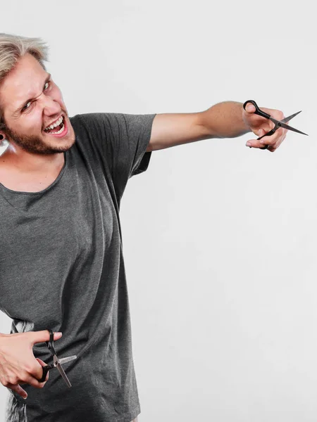 Hombre con tijeras para corte de pelo — Foto de Stock