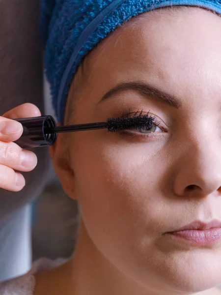 Kadın onu makyaj uzman tarafından yapılır alıyorum