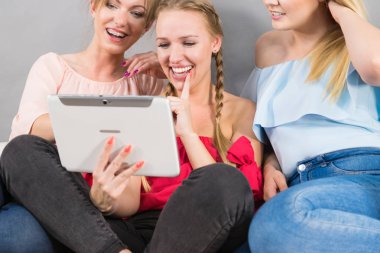 Üç kadın tablet kullanma