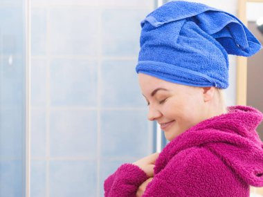 Duş sonra havlu kadında