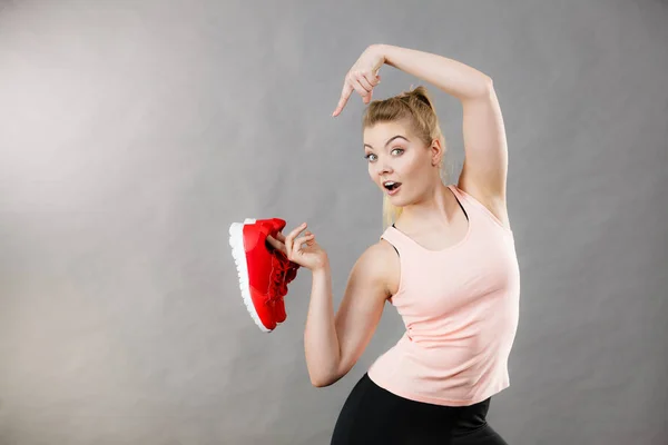 Mujer feliz presentando zapatillas deportivas zapatillas —  Fotos de Stock
