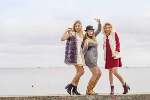 Tres mujer de moda al aire libre —  Fotos de Stock