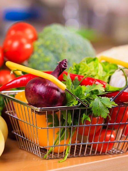 Winkelen backet met dieet groenten — Stockfoto