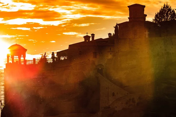 Pôr do sol sobre o mosteiro de Varlaam em Meteora, Grécia — Fotografia de Stock