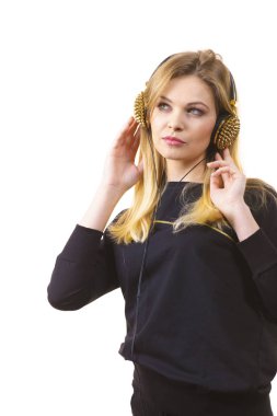 Kulaklıklar giyen genç kadın