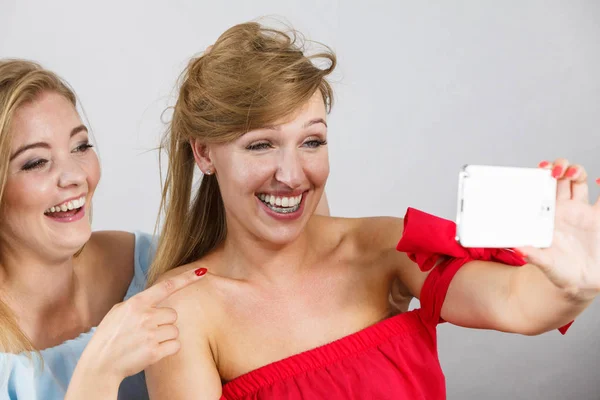 Fashionable women taking selfie — Stock Photo, Image