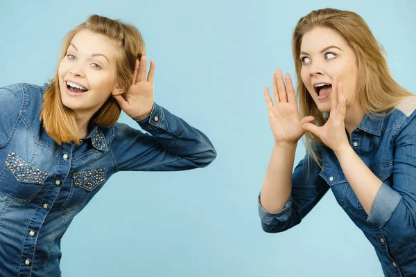 Dos mujeres contando cuentos, rumores chismes — Foto de Stock