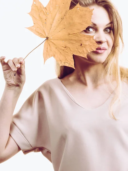 Vrouw esdoornblad in de hand houden — Stockfoto