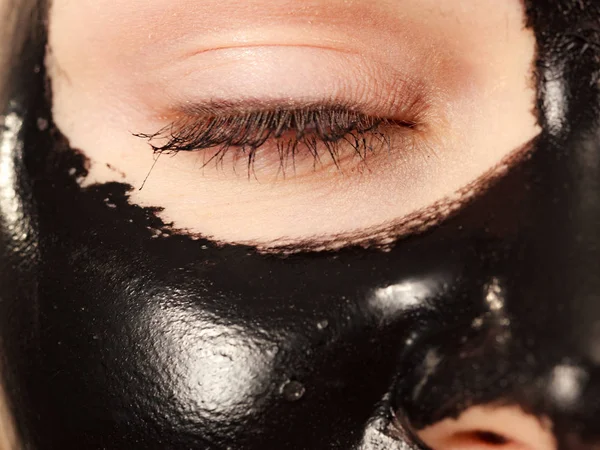Meisje zwarte carbo peel off masker op het gezicht — Stockfoto