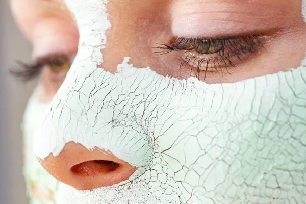 Chica con máscara de barro en la cara — Foto de Stock