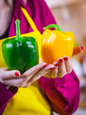 Kadın holding iki biber