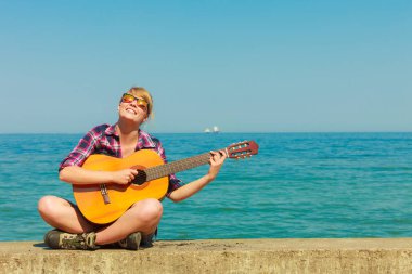 Gitar açık olan kadın