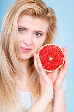 Kadın greyfurt narenciye meyve elinde tutan