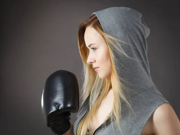 Boxeador chica ejercicio con guantes de boxeo . — Foto de Stock