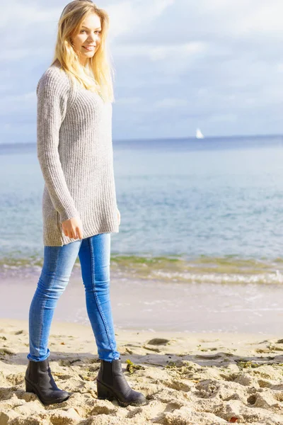 Dama w swetrze spaceru na plaży — Zdjęcie stockowe