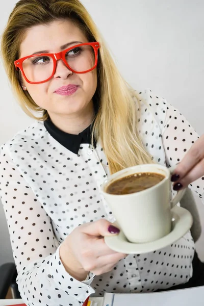 Boldog nő forró kávét iszik irodában — Stock Fotó