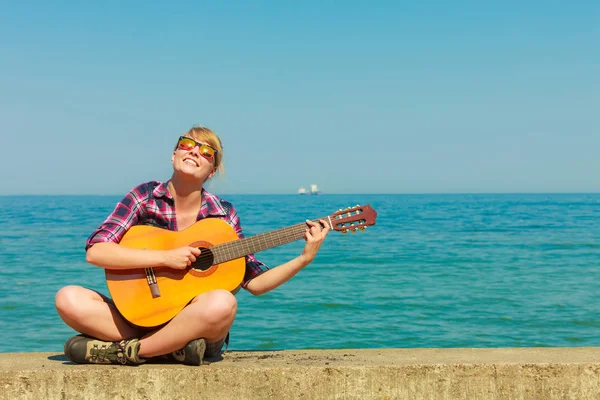 Mujer joven con guitarra al aire libre — Foto de Stock