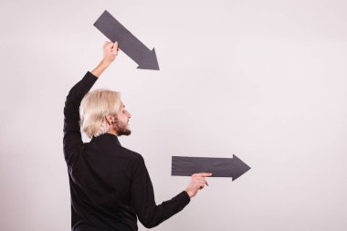 Aynı yönde iki oklar tutan adam