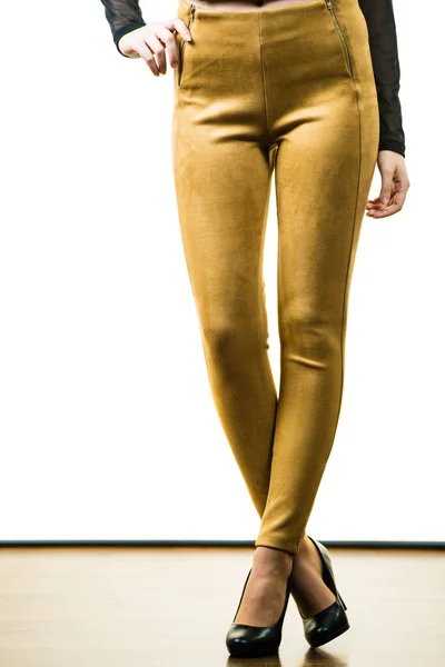 Mulher usando calças apertadas de mostarda — Fotografia de Stock