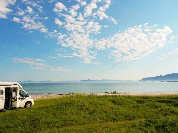 Camioneta camper en la orilla del mar, Lofoten Noruega —  Fotos de Stock