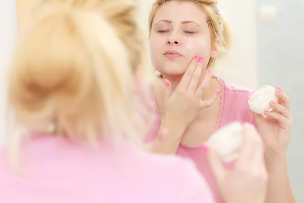 Nő alkalmazása ujjának arckrém — Stock Fotó
