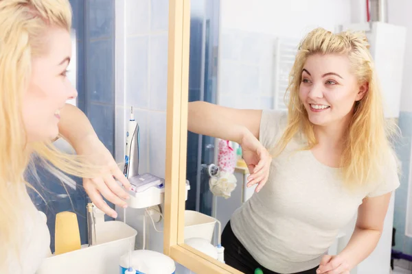 Happy woman with wet hair in bathroom — Stock Photo, Image