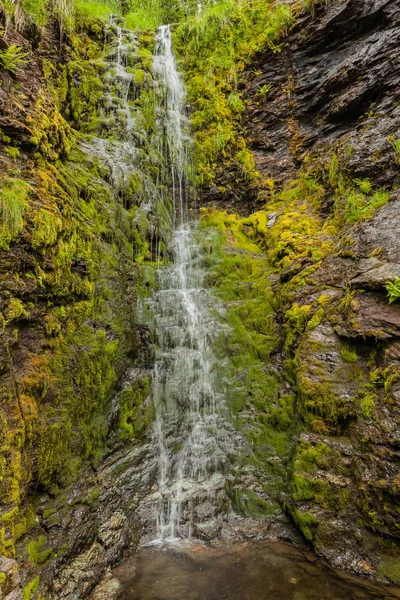 Pequena cachoeira nas montanhas, Noruega . — Fotografia de Stock